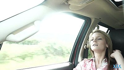 Худая провинциалка трахается в машине с незнакомцем